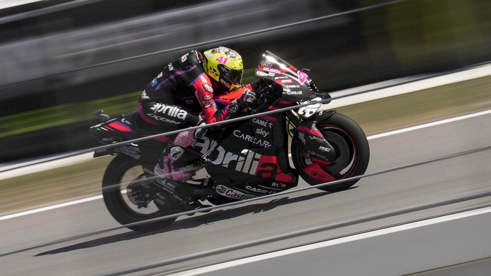 La Aprilia de Aleix Espargaró en los entrenamientos del Gran Premio de Catalunya de MotoGP