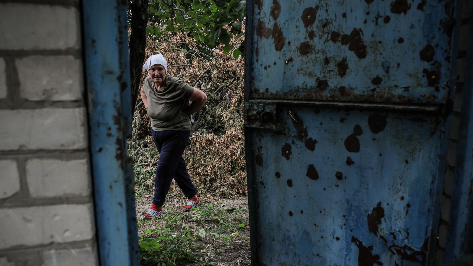 Una mujer en la aldea ucraniana de Ruski Tyshky