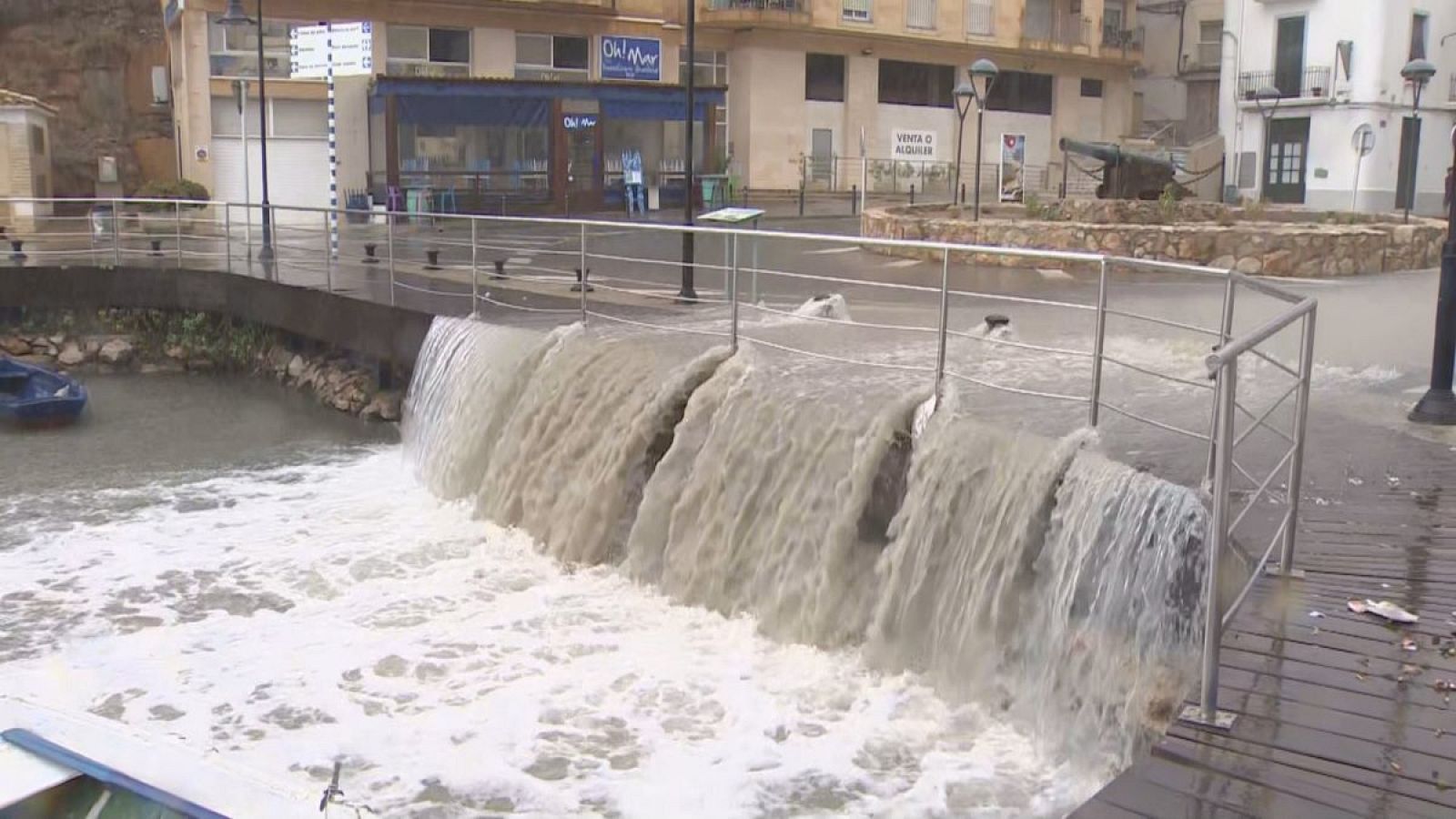 La pluja ha inundat alguns carrers de l'Ametlla de Mar (Baix Ebre)