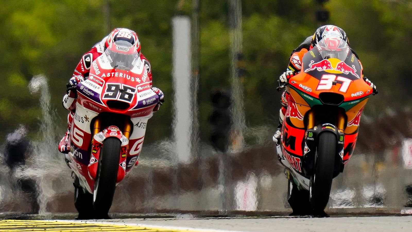 Dixon y Acosta luchan durante la carrera de Moto 2