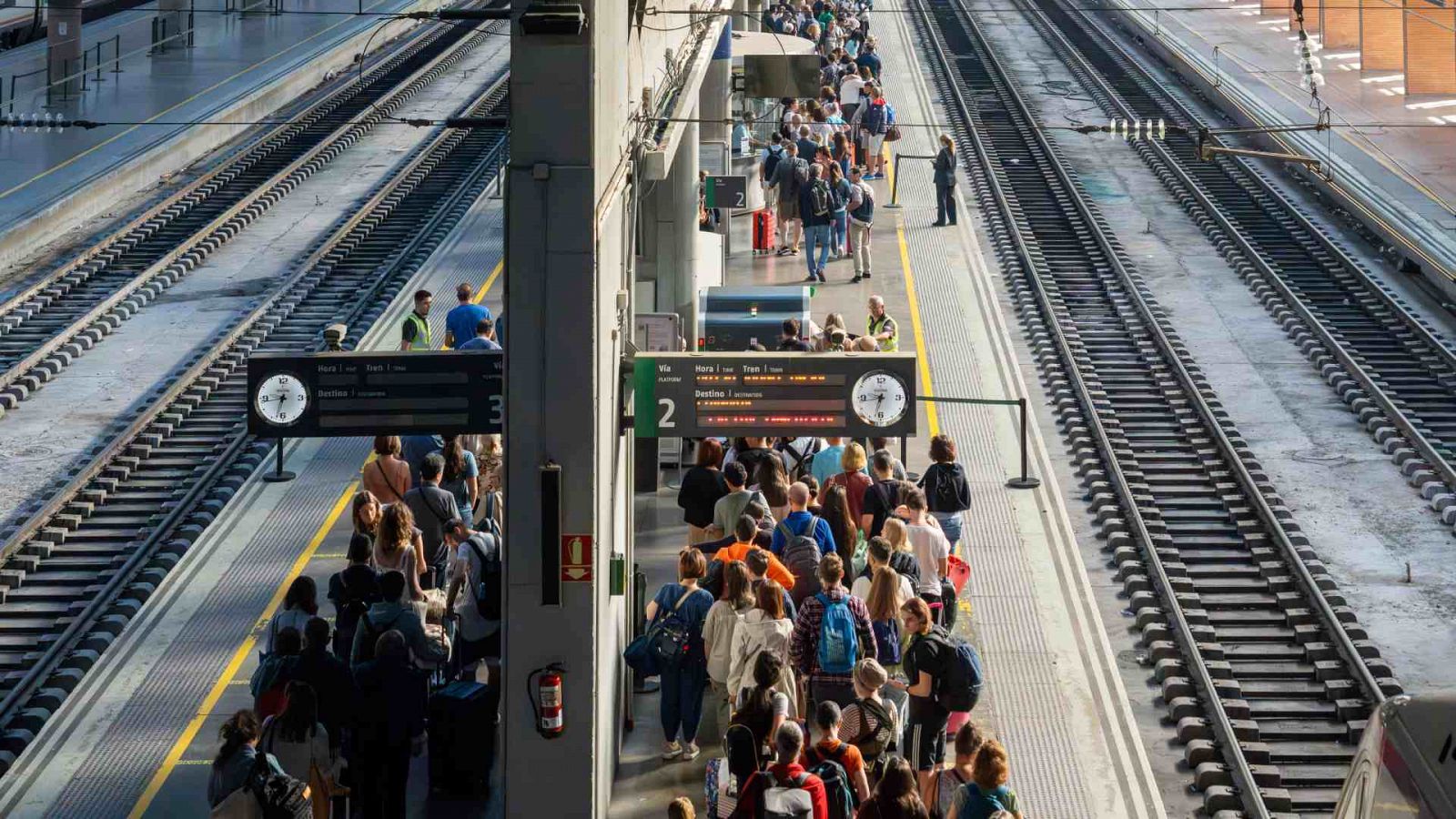 Cientos de usuarios de la línea Madrid-Sevilla afectados por los retrasos en la estación de Santa Justa en Sevilla, Andalucía.