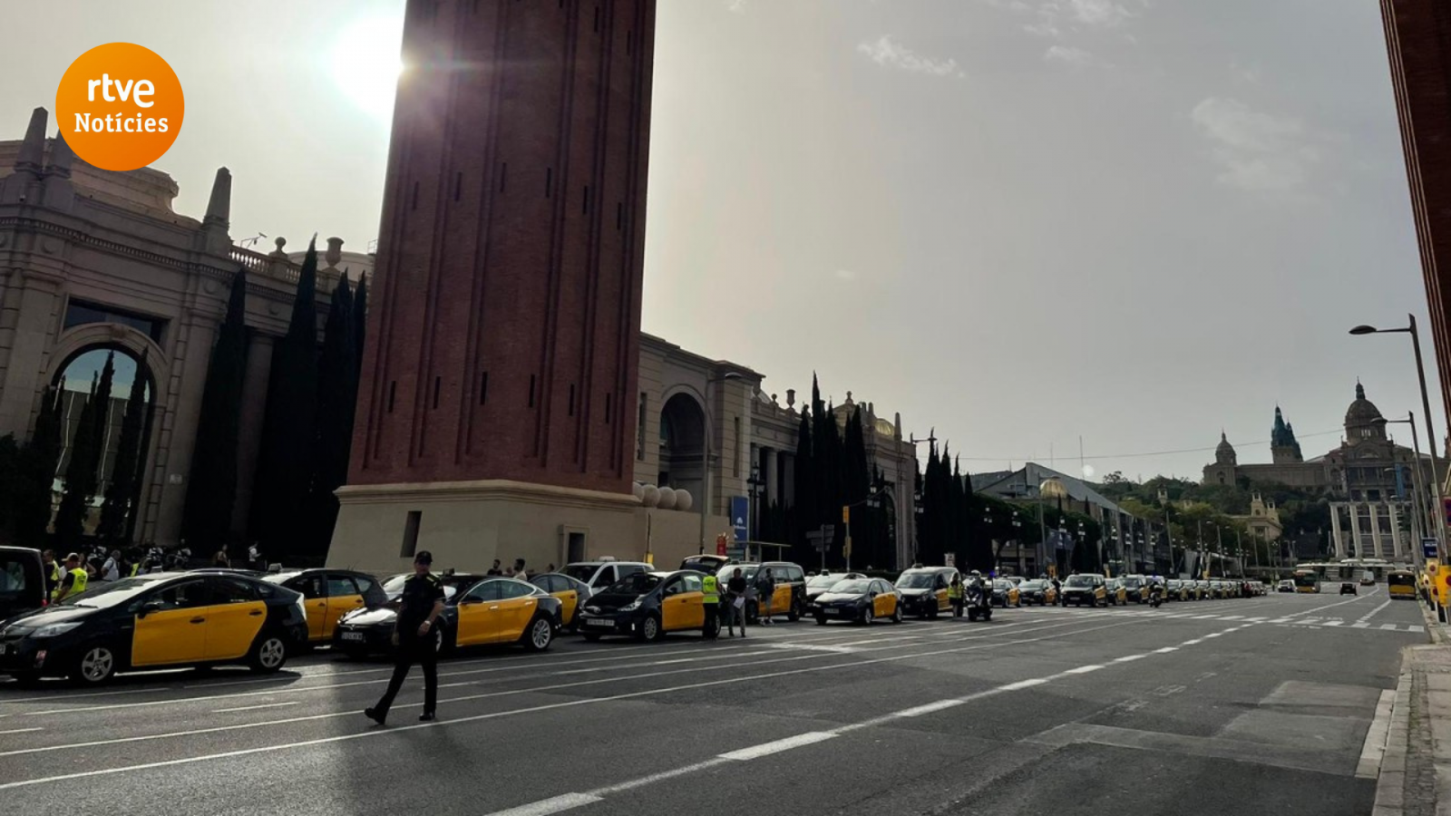 Els taxistes en marxa lenta des de l'avinguda Maria Cristina de Barcelona aquest dimarts