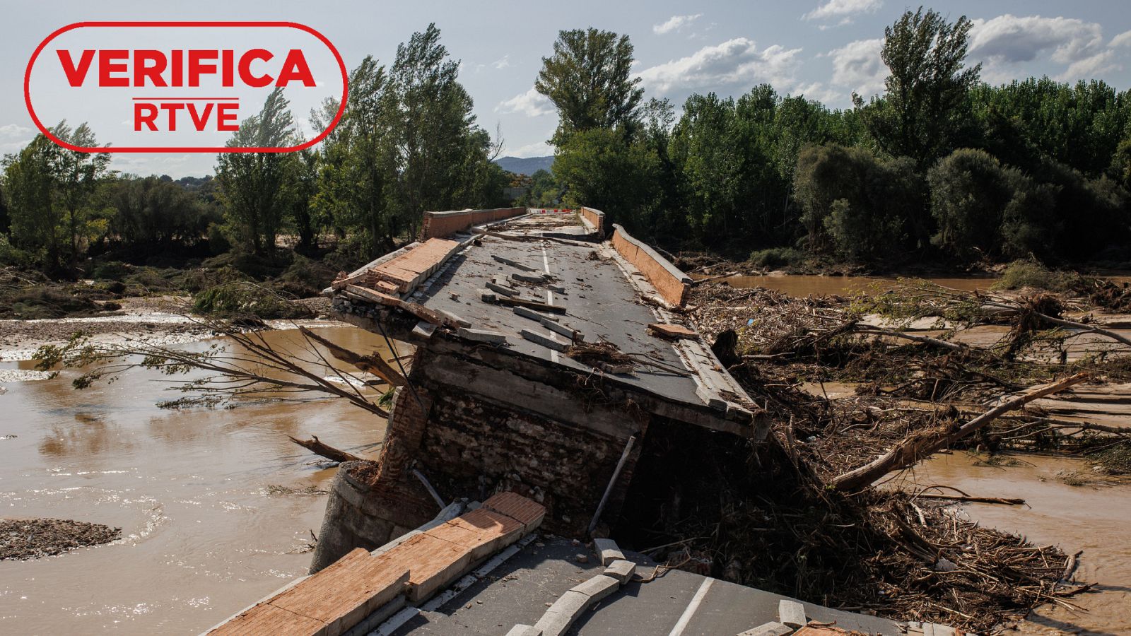 Fotografía del 4 de septiembre de 2023 que muestra la vista del puente de la Pedrera colapsado a causa de la DANA, en el municipio de Aldea del Fresno, con el sello de VerificaRTVE en rojo