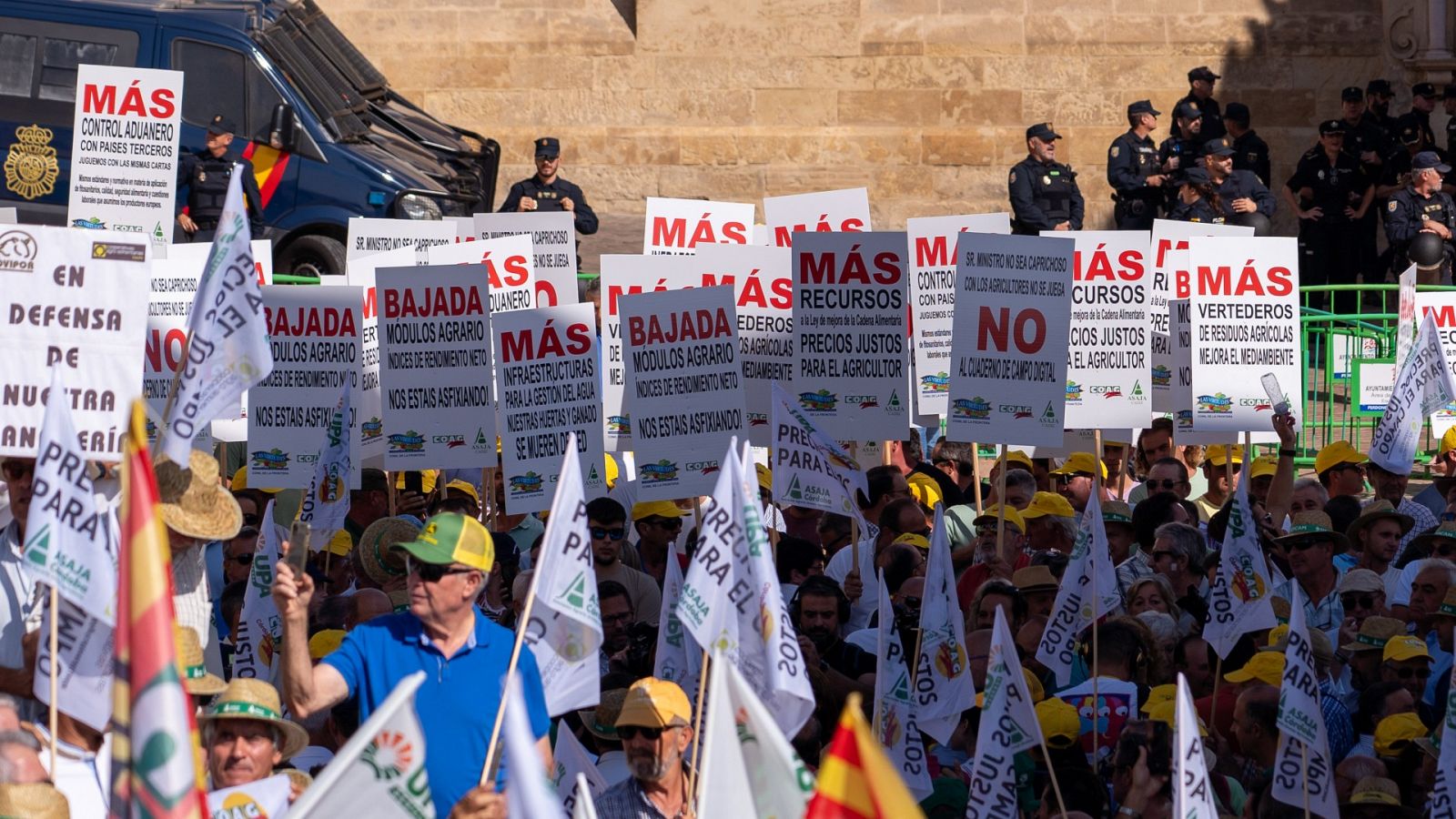 Agricultores se concentran en Córdoba para pedir medidas contra la sequía y el cambio climático