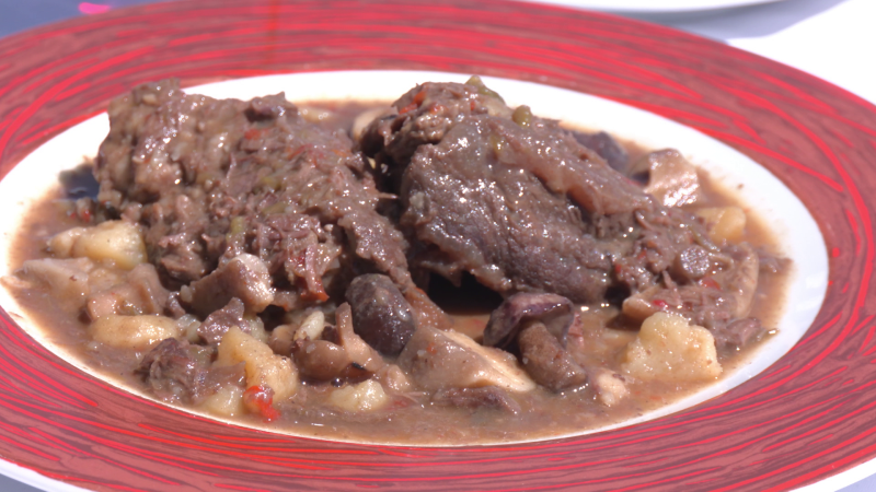 Ahora o Nunca | Carrilleras al vino blanco con setas y patatas