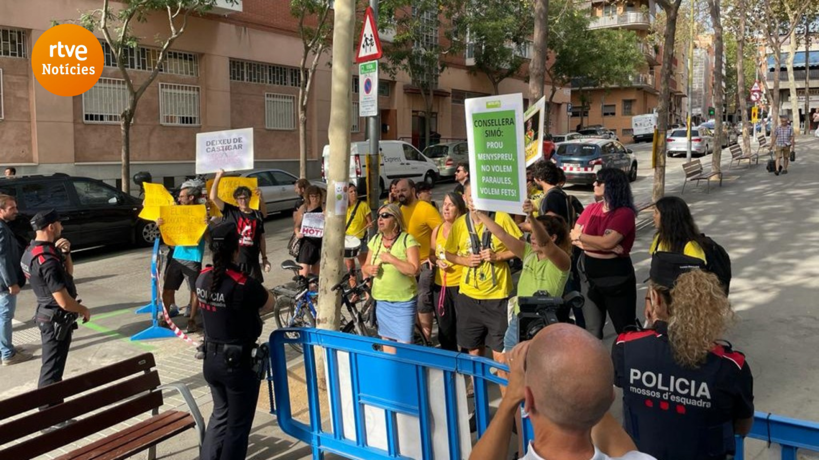 Diversos piquets de vaga d'educació el primer dia de curs