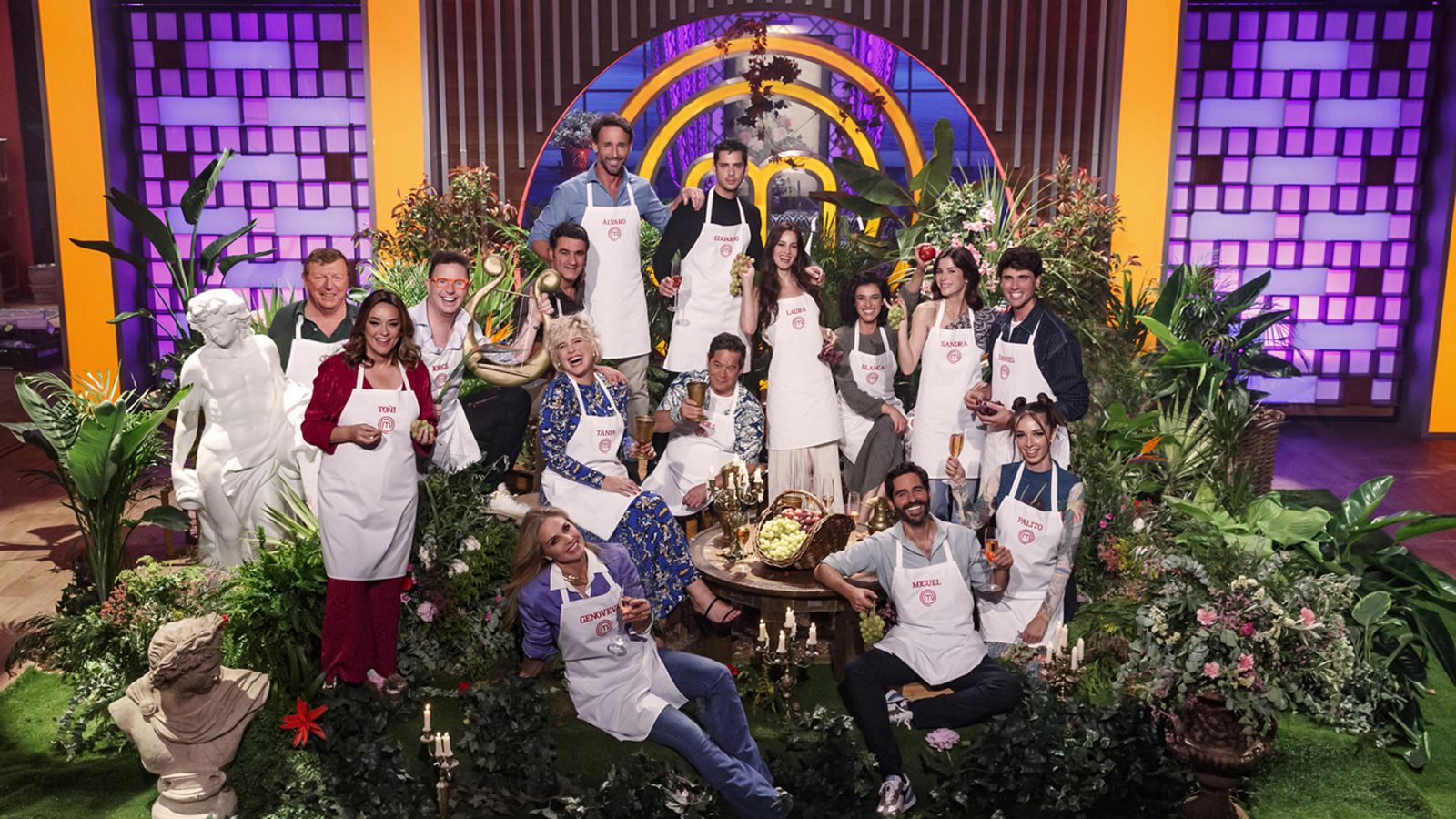 Posado de los 15 aspirantes de MasterChef Celebrity 8 en el plató del programa