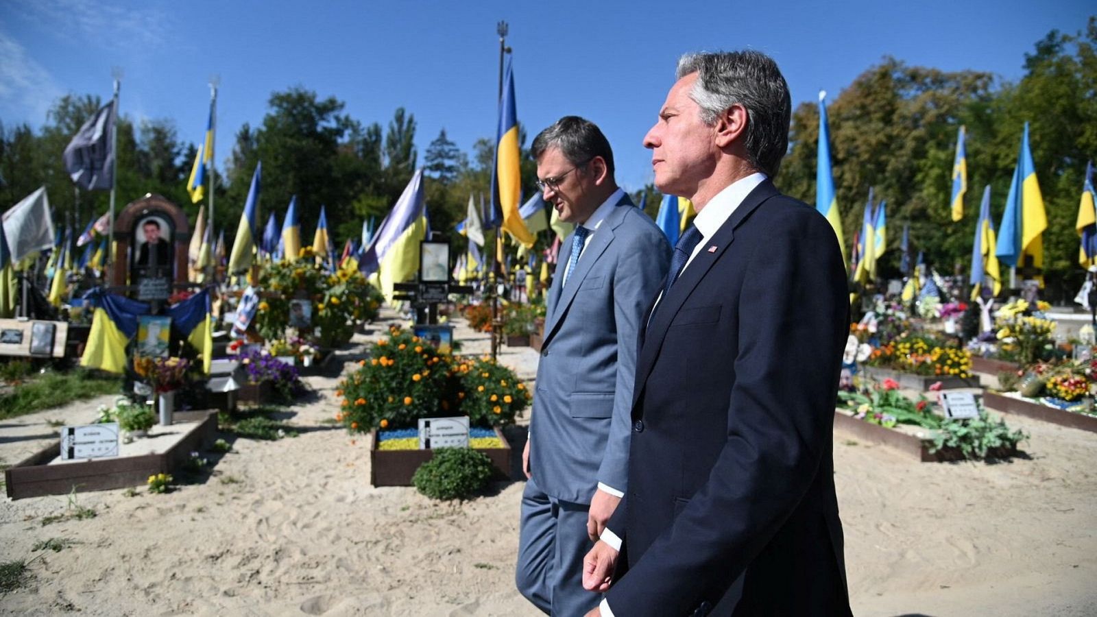 El secretario de Estado de EE.UU., Antony Blinken con su homólogo ucraniano, Dmitro Kuleba, hoy en un cementerio en Kiev. (fuente: Kuleba, vía X y Reuters)