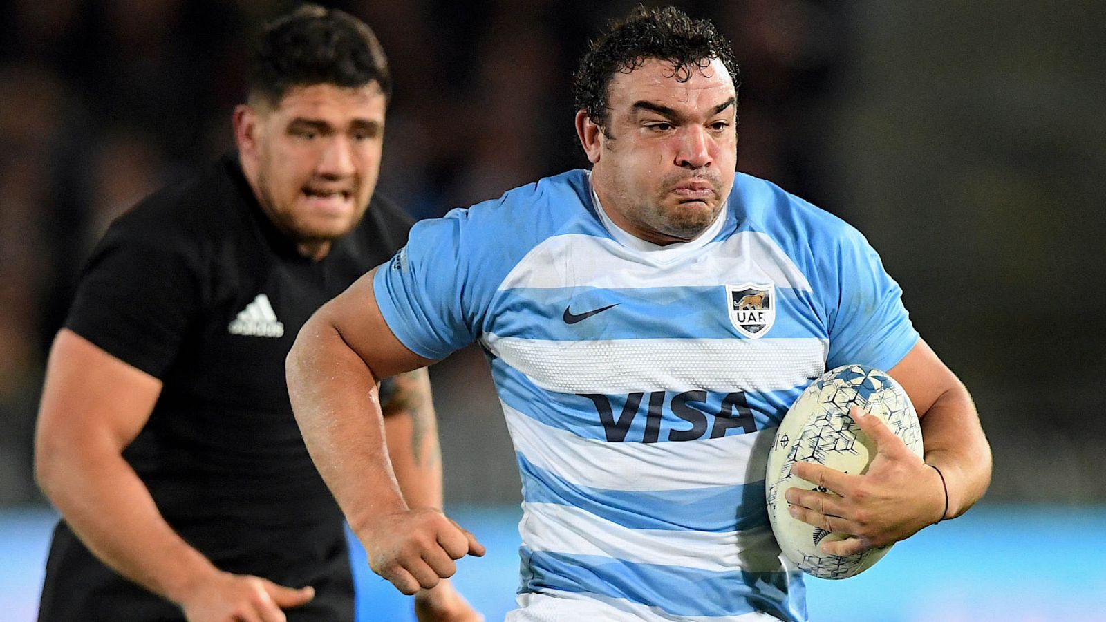 El jugador de los Pumas Agustín Creevy corre con el balón en un partido ante los All Blacks