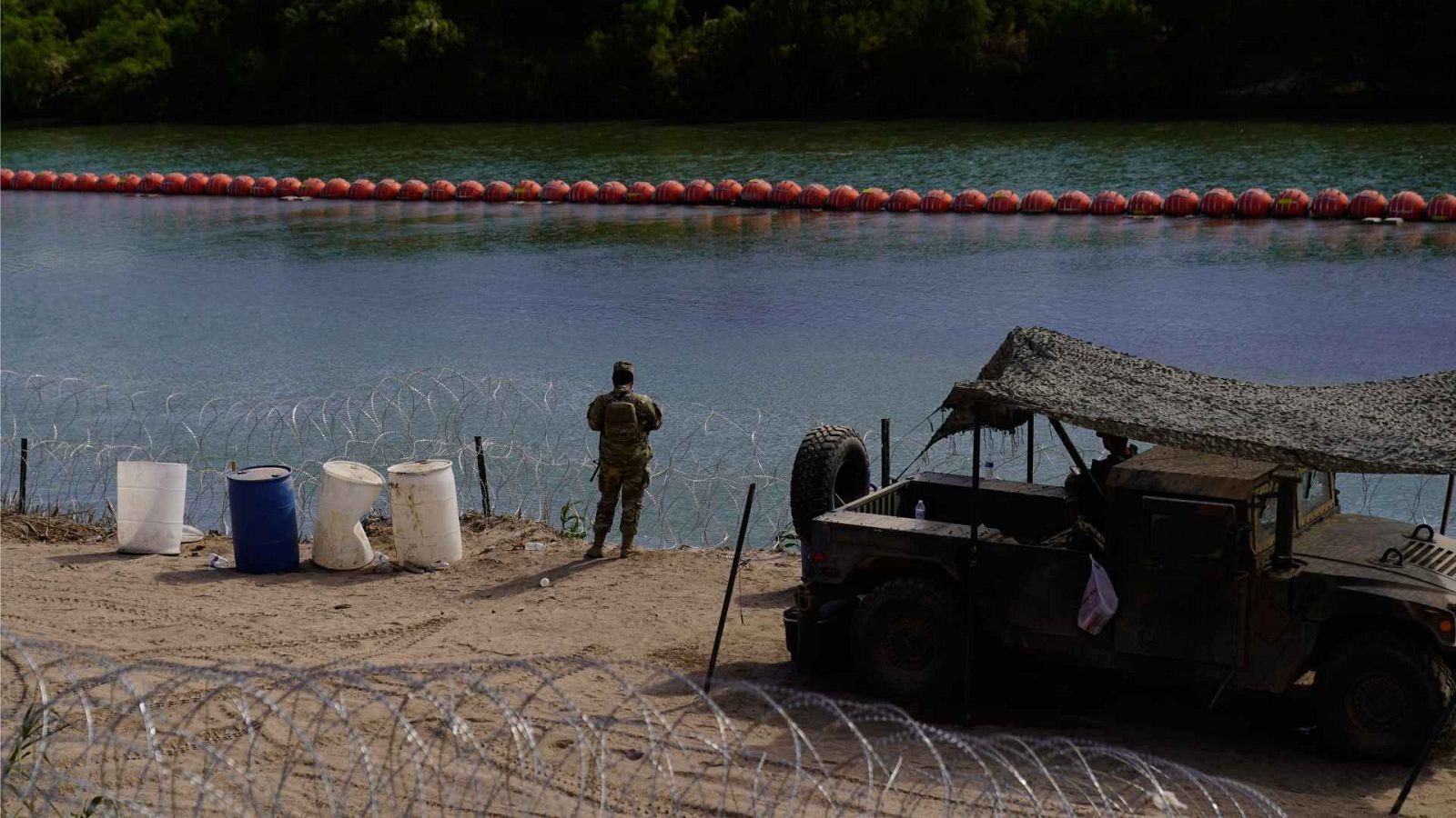 Una parte del Río Grande, en Texas, está fortificada con alambre de concertina y grandes boyas que se utilizan como barrera fronteriza flotante.