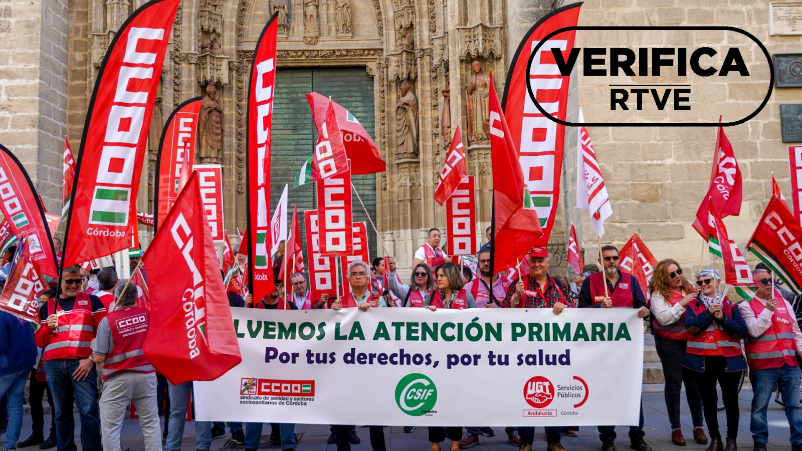 Fotografía del 16 de marzo de 2023 que muestra las movilizaciones de sindicatos contra la privatización de la Atención Primaria de Salud en Sevilla, Andalucía. Con sello VerificaRTVE en negro.