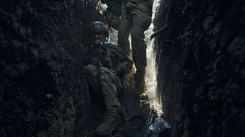 Un soldado ucraniano en una trinchera cerca de Bajmut, en la región de Donetsk, el pasado 4 de septiembre. Foto: AP Photo/Libkos