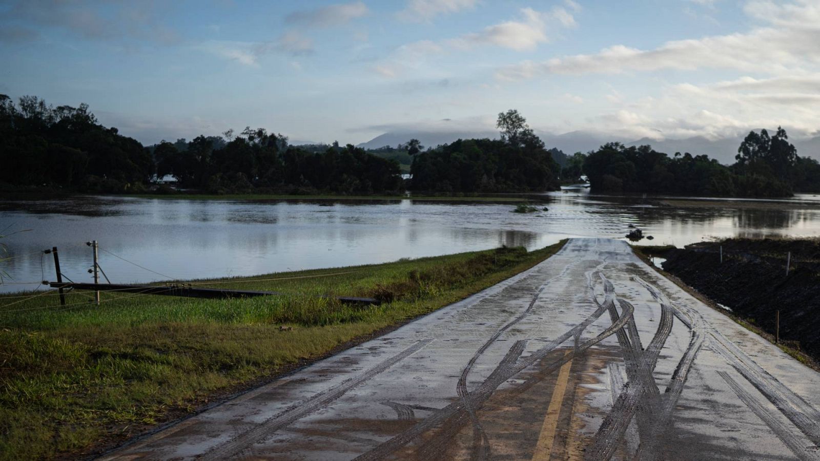 Una carretera inundada en la ciudad de Roca Sales, Río Grande do Sul, en Brasil