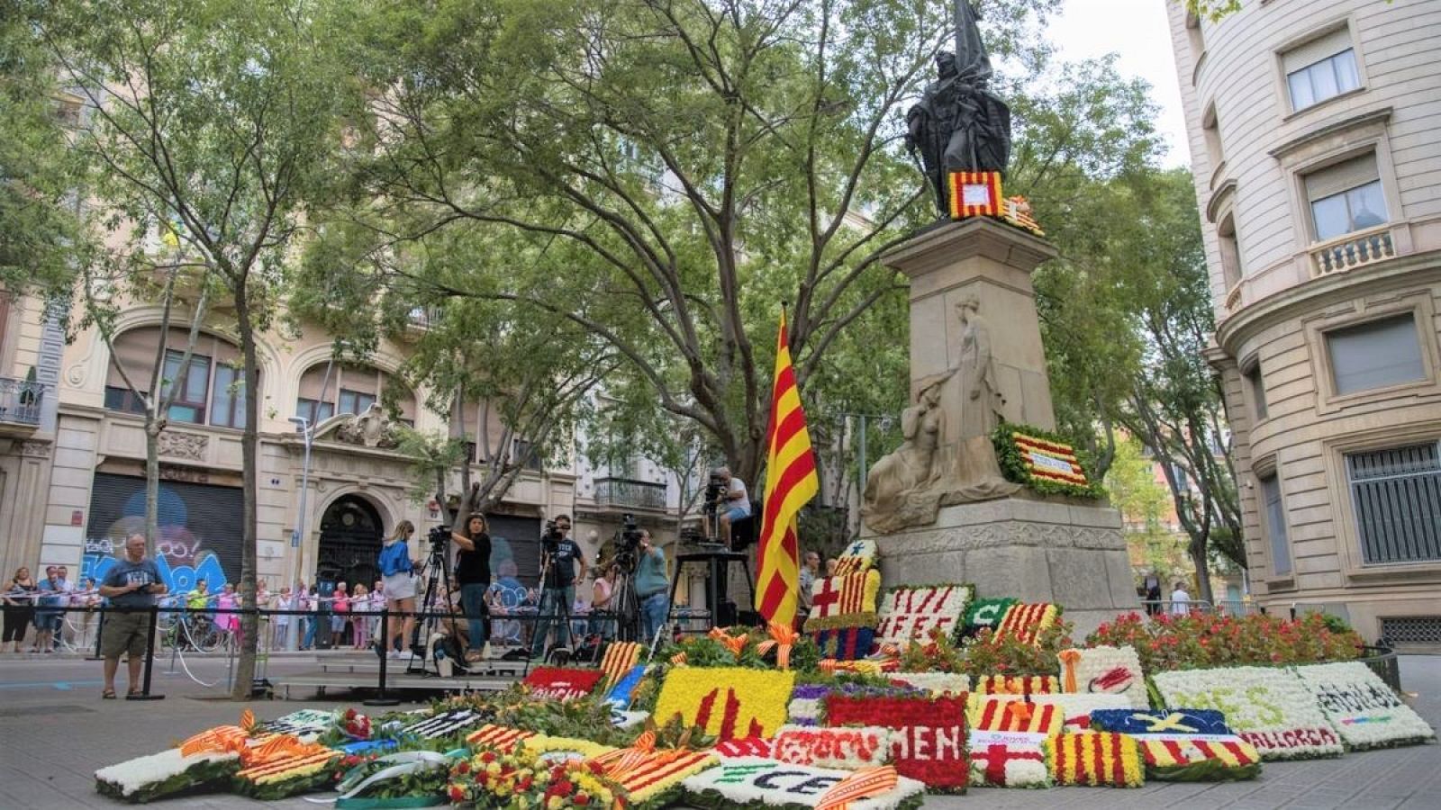 Tradicional ofrena floral al monument de Rafael Casanova a Barcelona