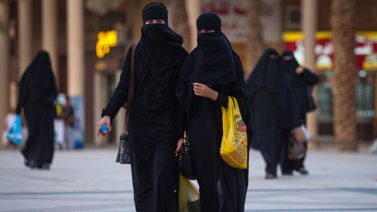 Mujeres vistiendo abayas en Riad, en una imagen de archivo