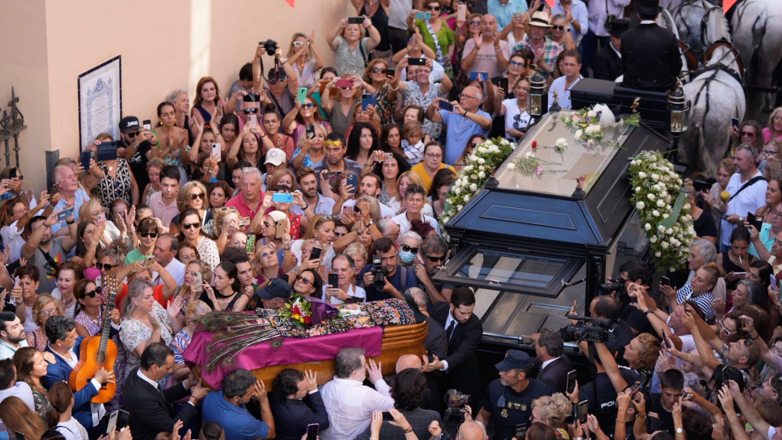 El féretro con los restos mortales de María Jiménez a su salida de la Iglesia de Santa Ana de camino al cementerio.