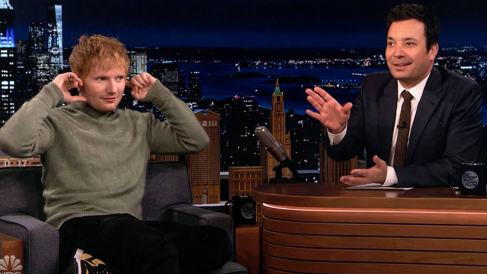 El presentador Jimmy Fallon (d) entrevistando en su programa al cantante Ed Sheeran.