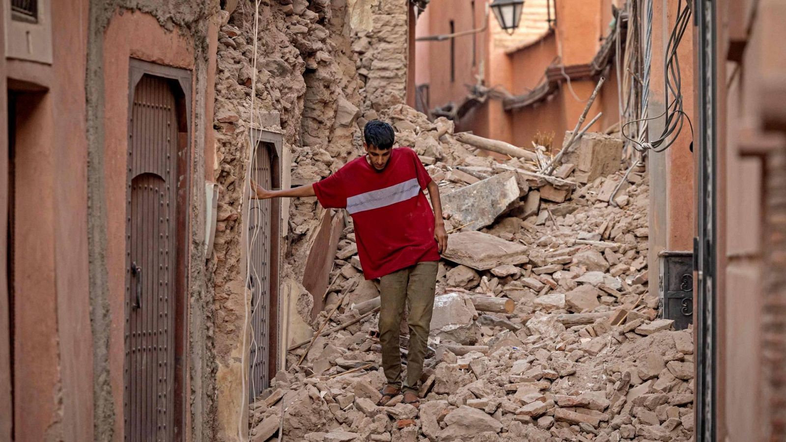 Imágenes del terremoto en Marruecos: un residente trata de avanzar entre los escombros en Marrakech