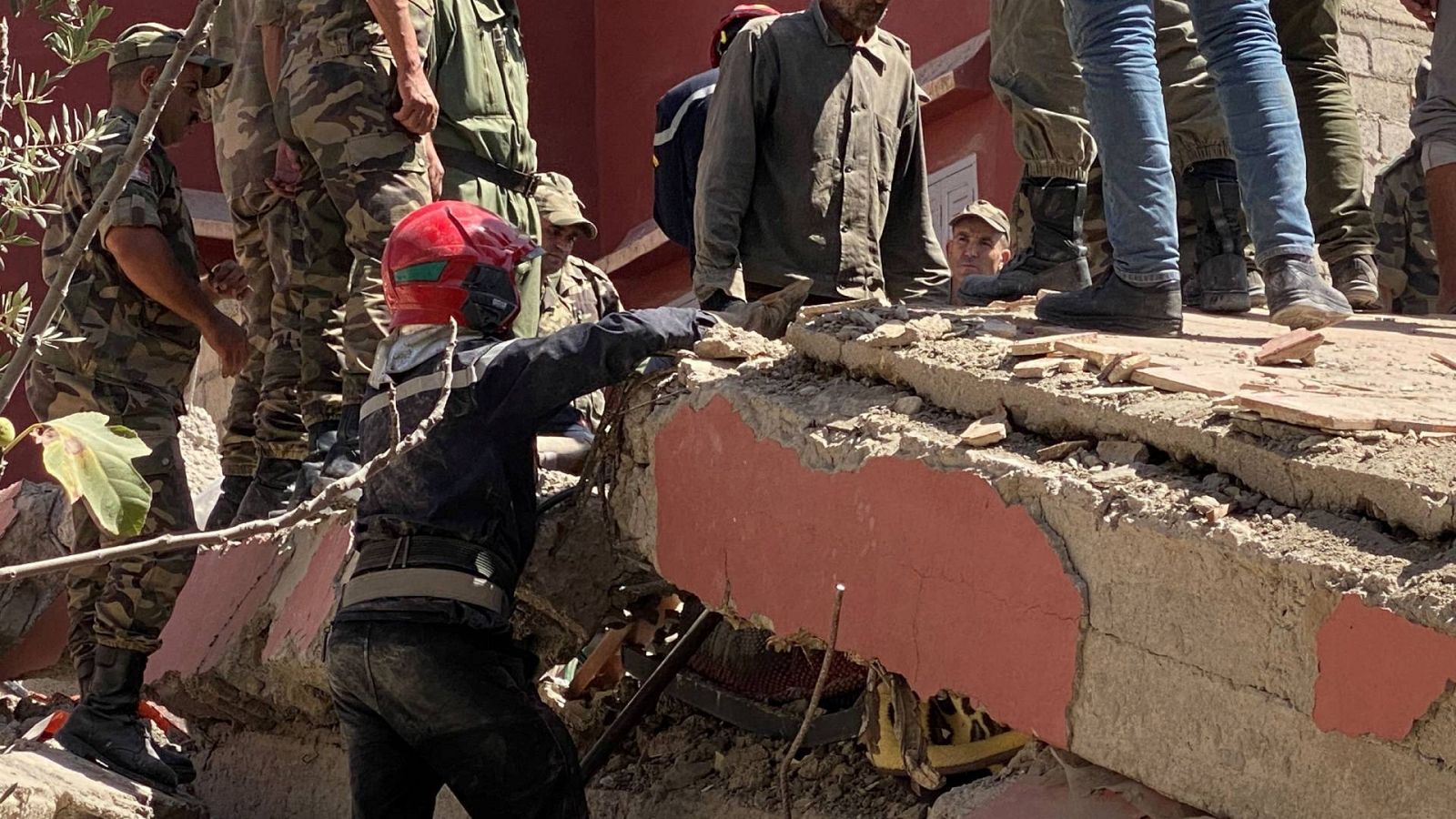 Imágenes del terremoto en Marruecos: equipos de rescate buscan supervivientes en Amizmiz, una de las aldeas del Atlas marroqui, tras el fuerte terremoto