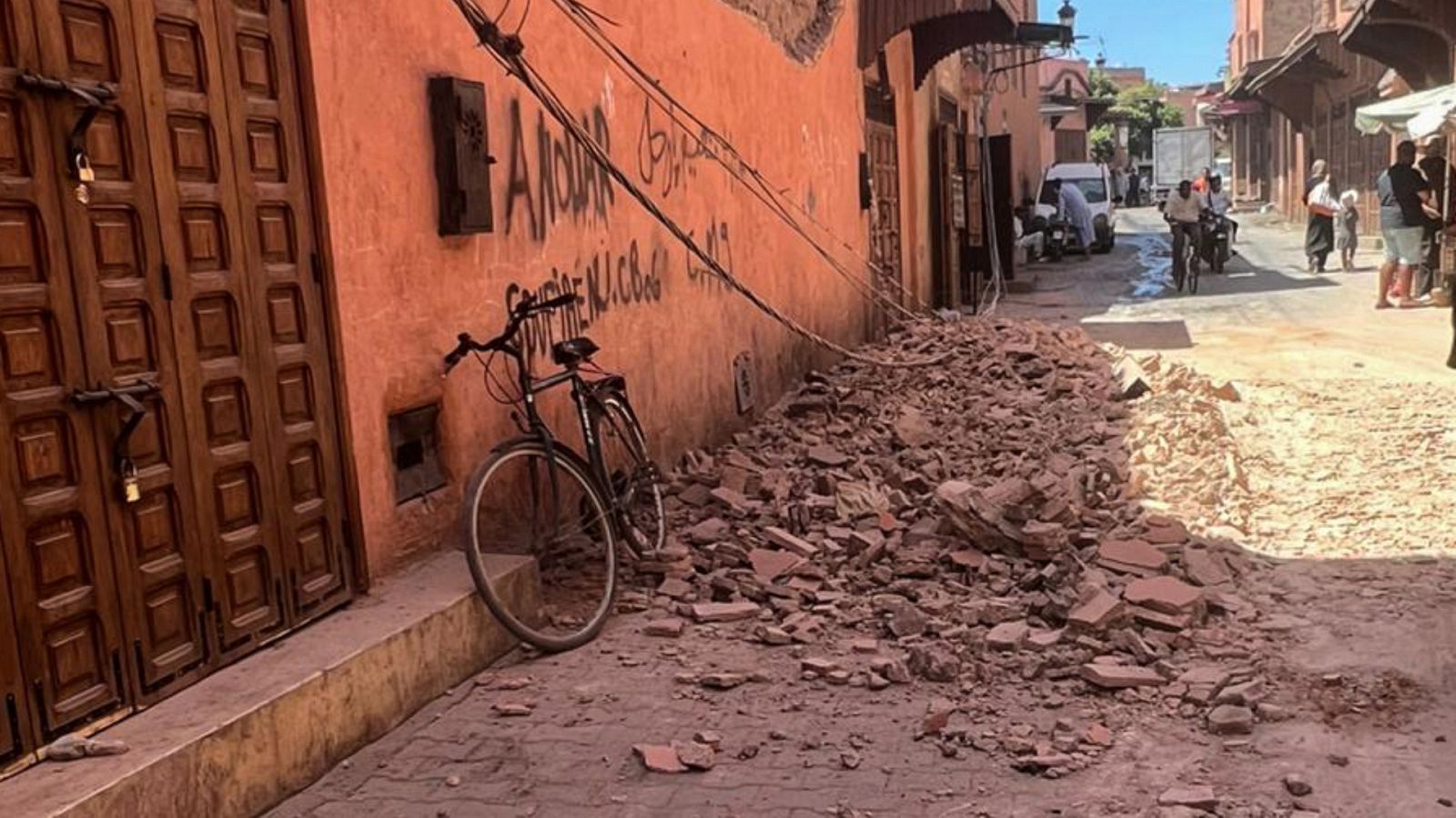 Efectos del terremoto en una calle de Marruecos