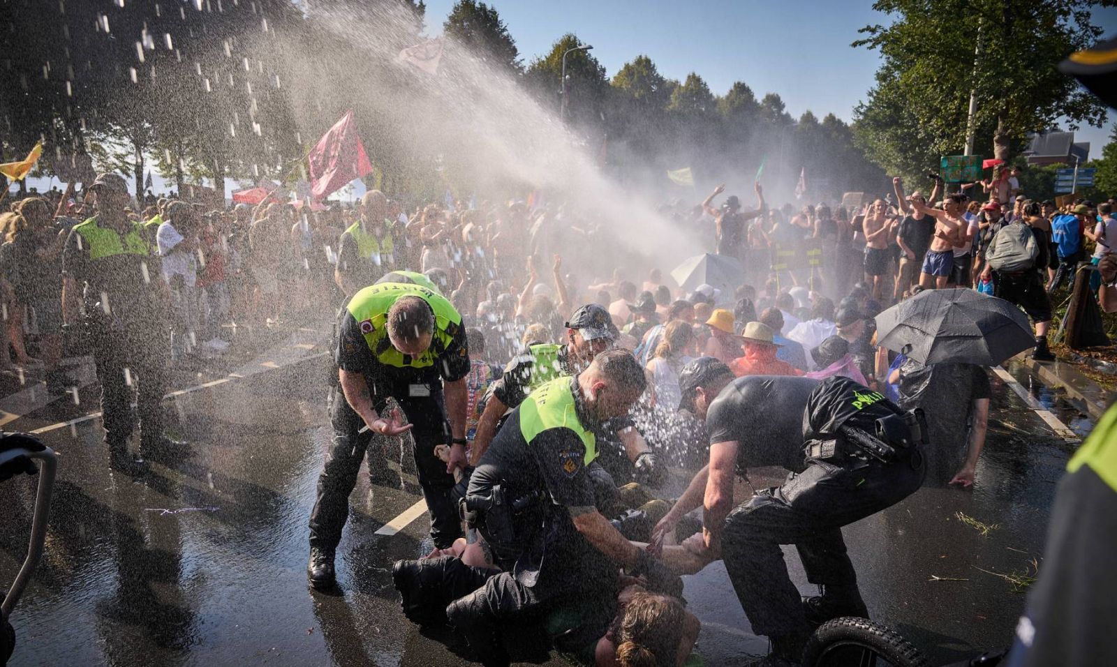 Una imagen de agentes de policía neerlandesa deteniendo a varios activistas ambientales en La Haya.