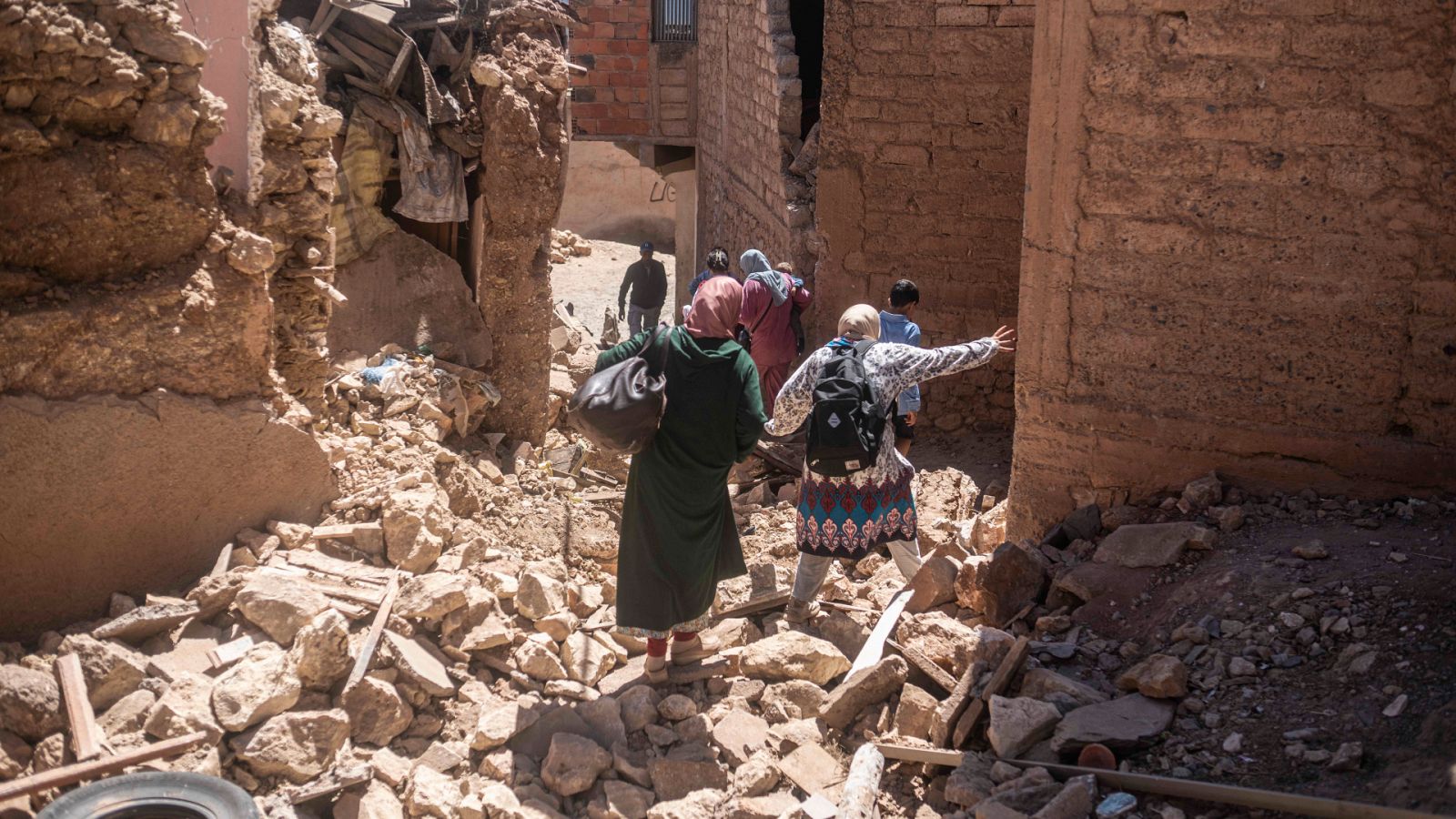 Residentes caminan entre los escombros en Marrakech, Marruecos