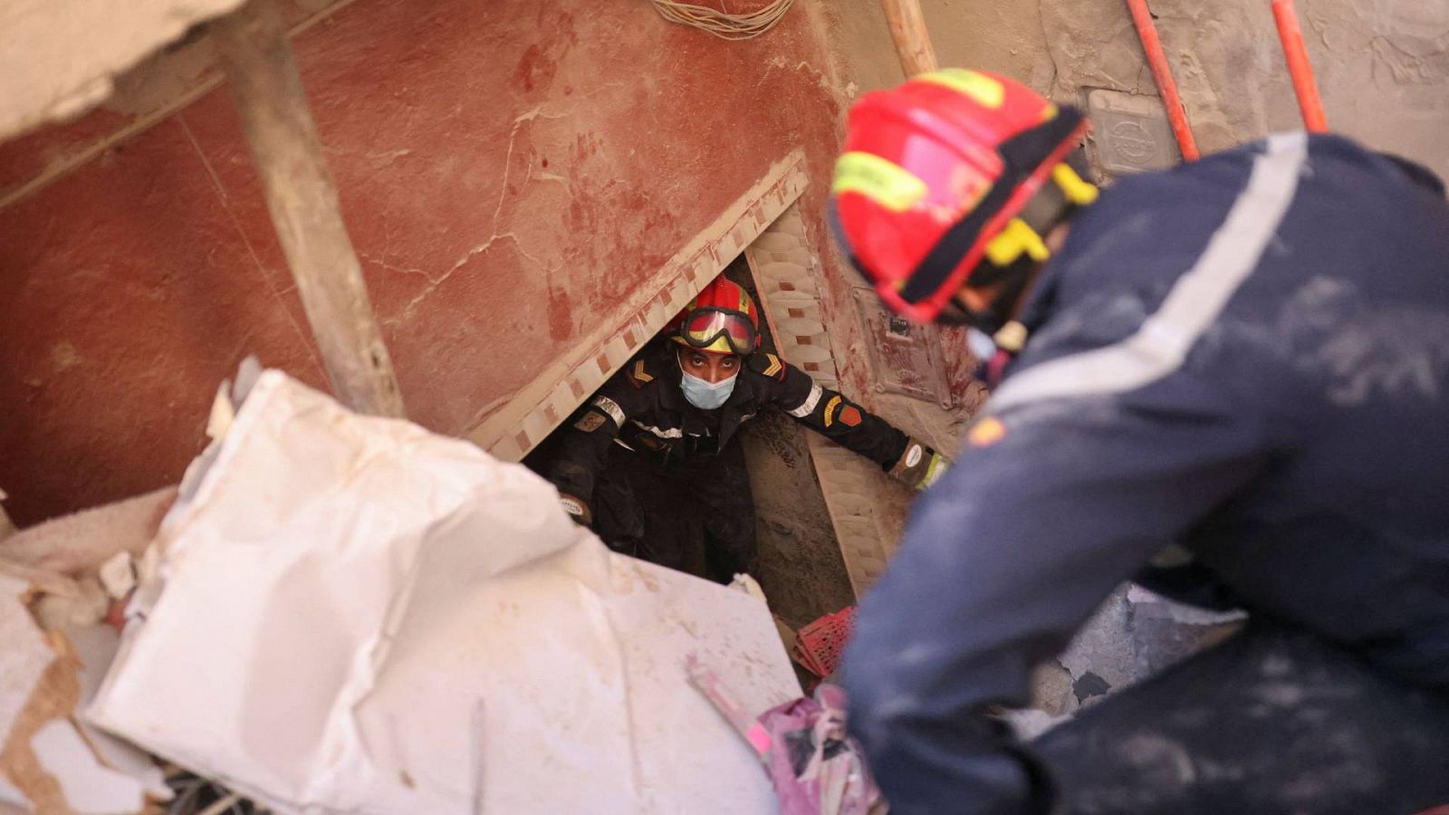 Imágenes del terremoto en Marruecos: Equipos de emergencia tratan de sacar el cuerpo de un muerto en Amizmiz