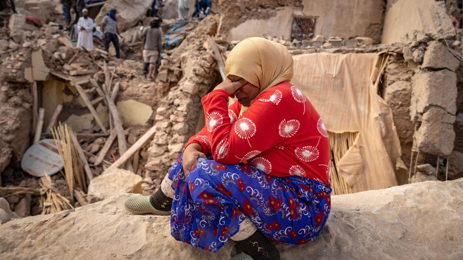Una mujer llora sobre los escombros de edificios destruidos tras el terremoto registrado en Marruecos