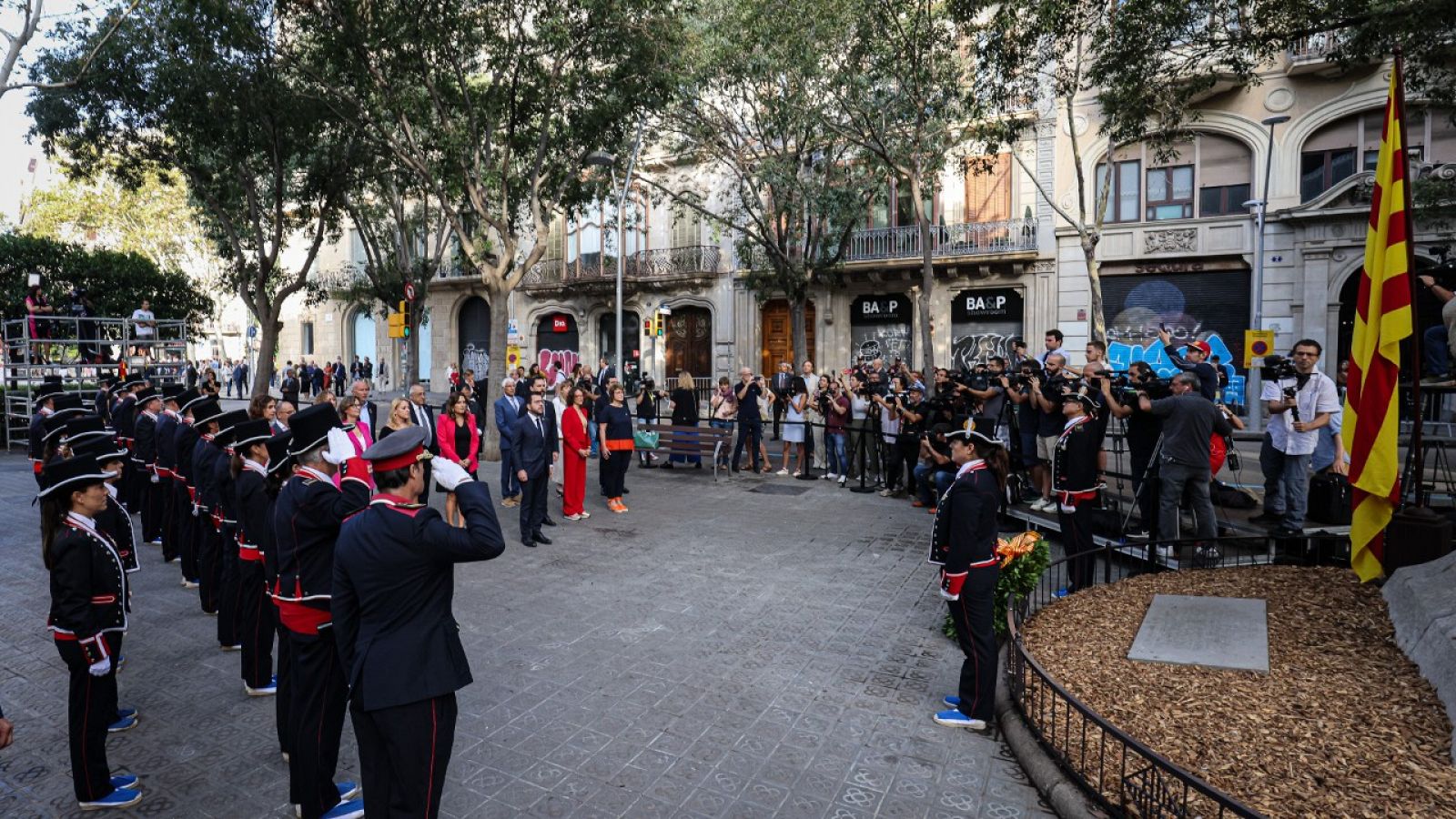 Tradicional ofrena del Govern al monument de Rafael Casanova amb motiu de la Diada