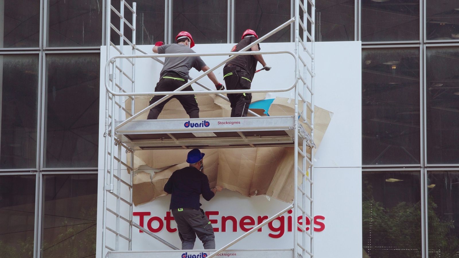 Trabajadores en fachada de TotalEnergies