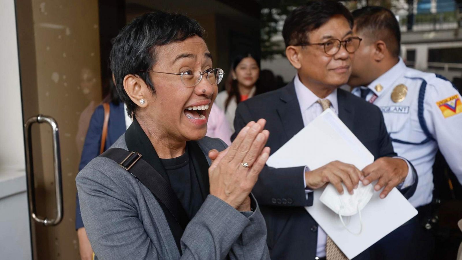 La Nobel de la Paz filipina, Maria Ressa, celebra su absolución a un quinto cargo de evasión fiscal en la salida del Tribunal.