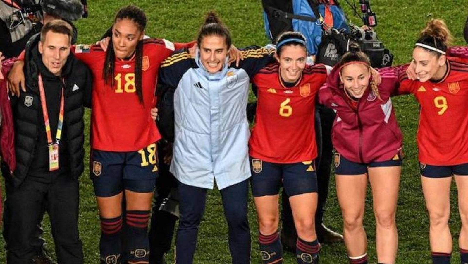 Montse Tomé (c) con varias jugadoras de la selección española