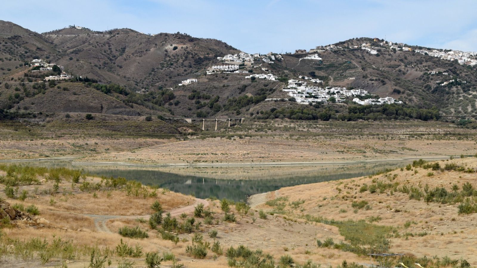 Vista de La Viñuela, el mayor embalse de Málaga, del que bebe la comarca de la Axarquía y que vive una situación agónica tras cinco años de persistente sequía