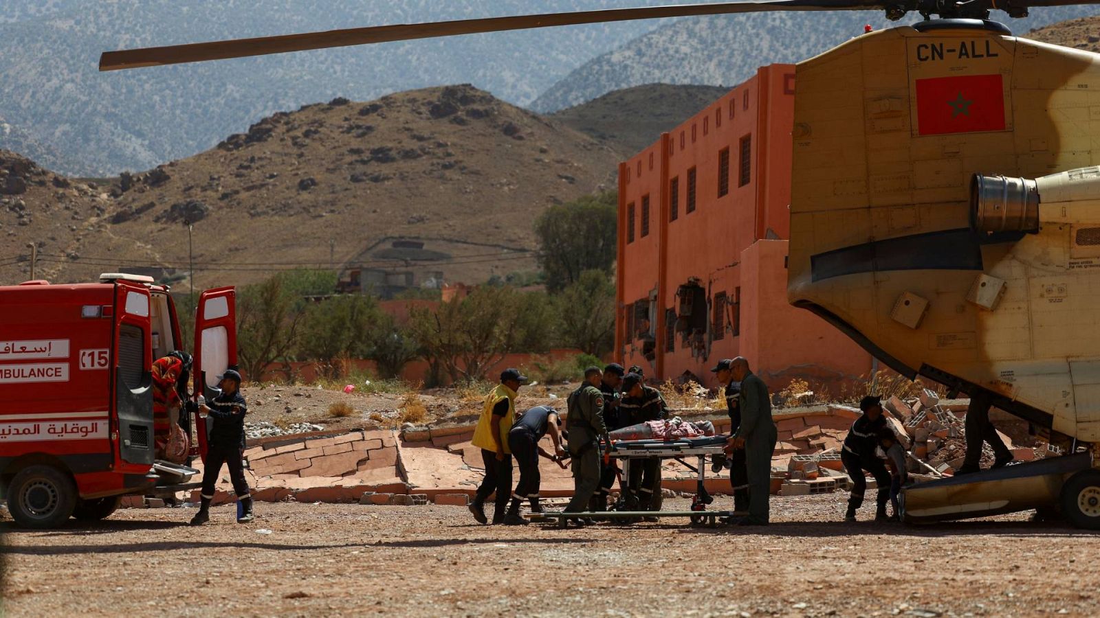 Un equipo de rescate auxilia a una superviviente en Talat N'Yaaqoub, Marruecos