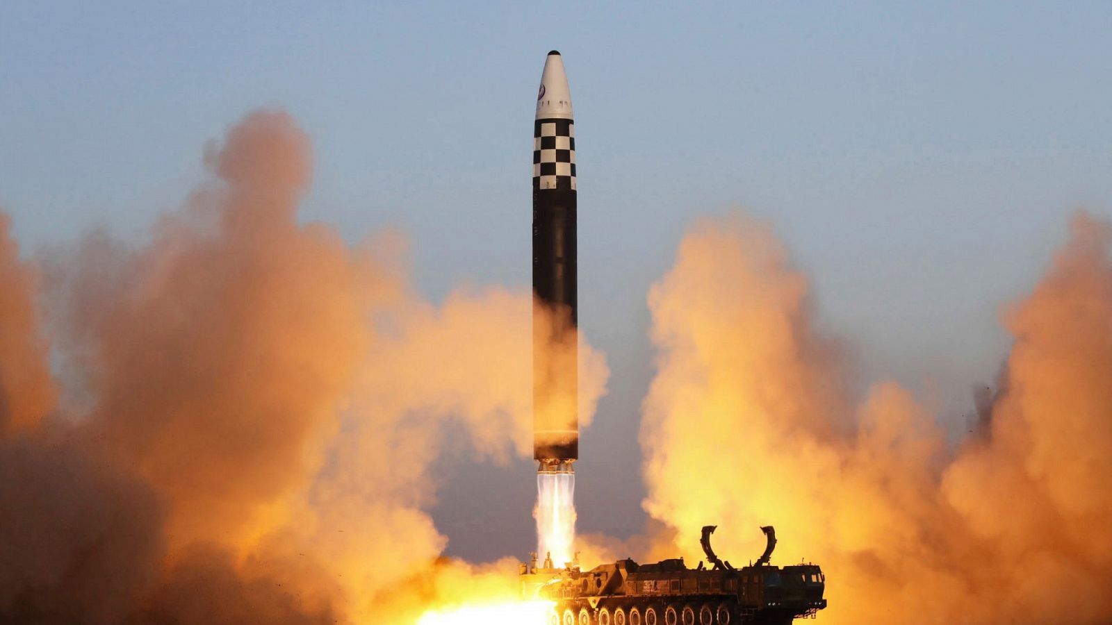 Imagen de archivo de un un misil balístico de corto alcance lanzado por Corea del Norte.