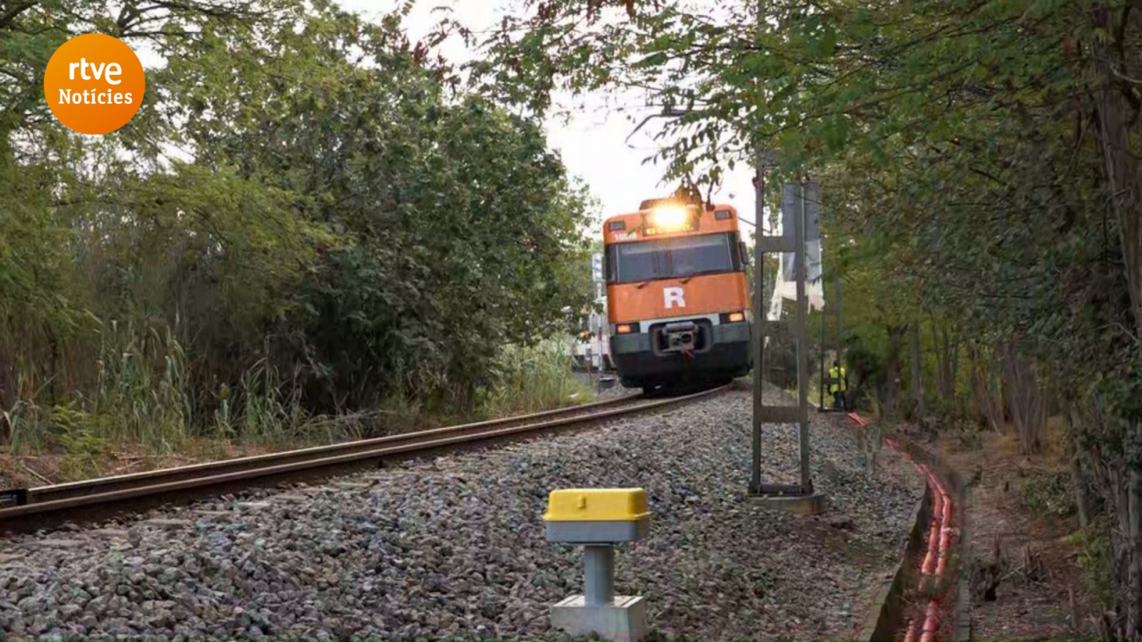 Imatge d'un tren de Rodalies passant pel mateix lloc de l'accident de Montmeló