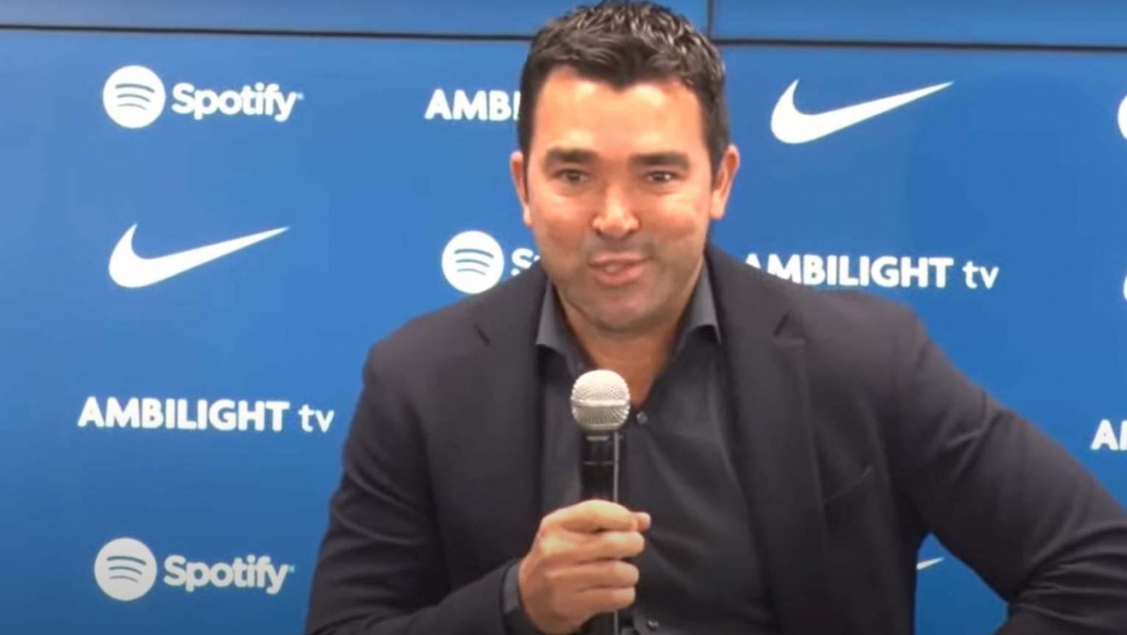 Deco en su presentación con el Barça