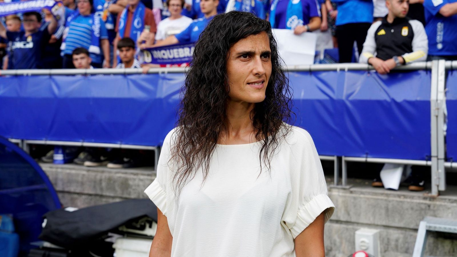 Montse Tomé, nueva seleccionadora femenina, en el saque de honor del Oviedo - Sporting en el Carlos Tartiere.