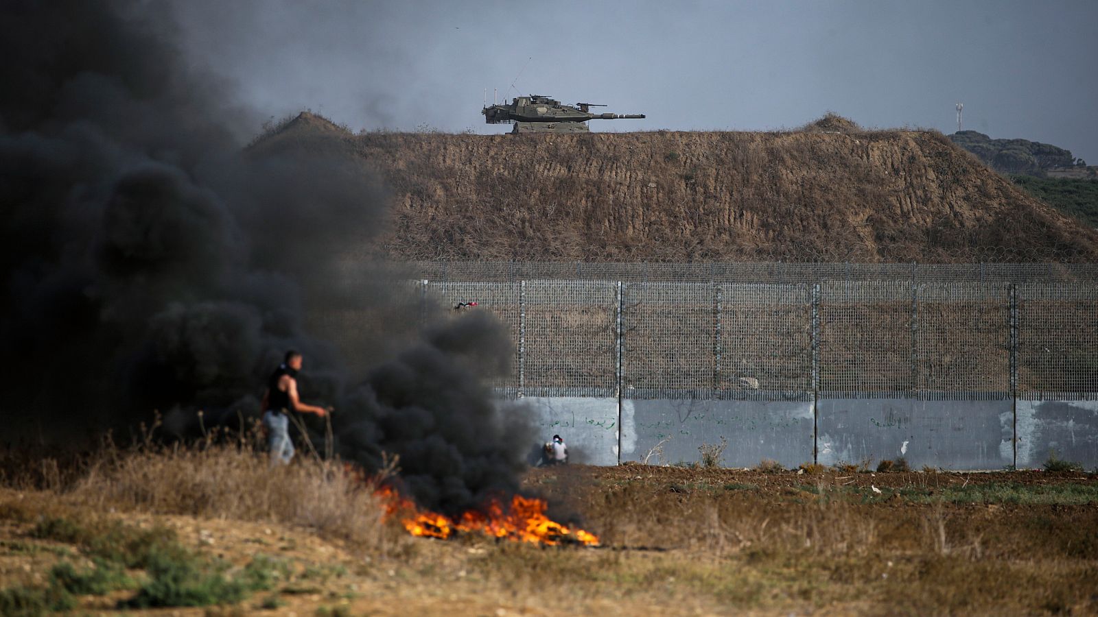 Cuatro palestinos mueren por una explosión en Gaza durante una protesta acaba con choques con el Ejército israelí