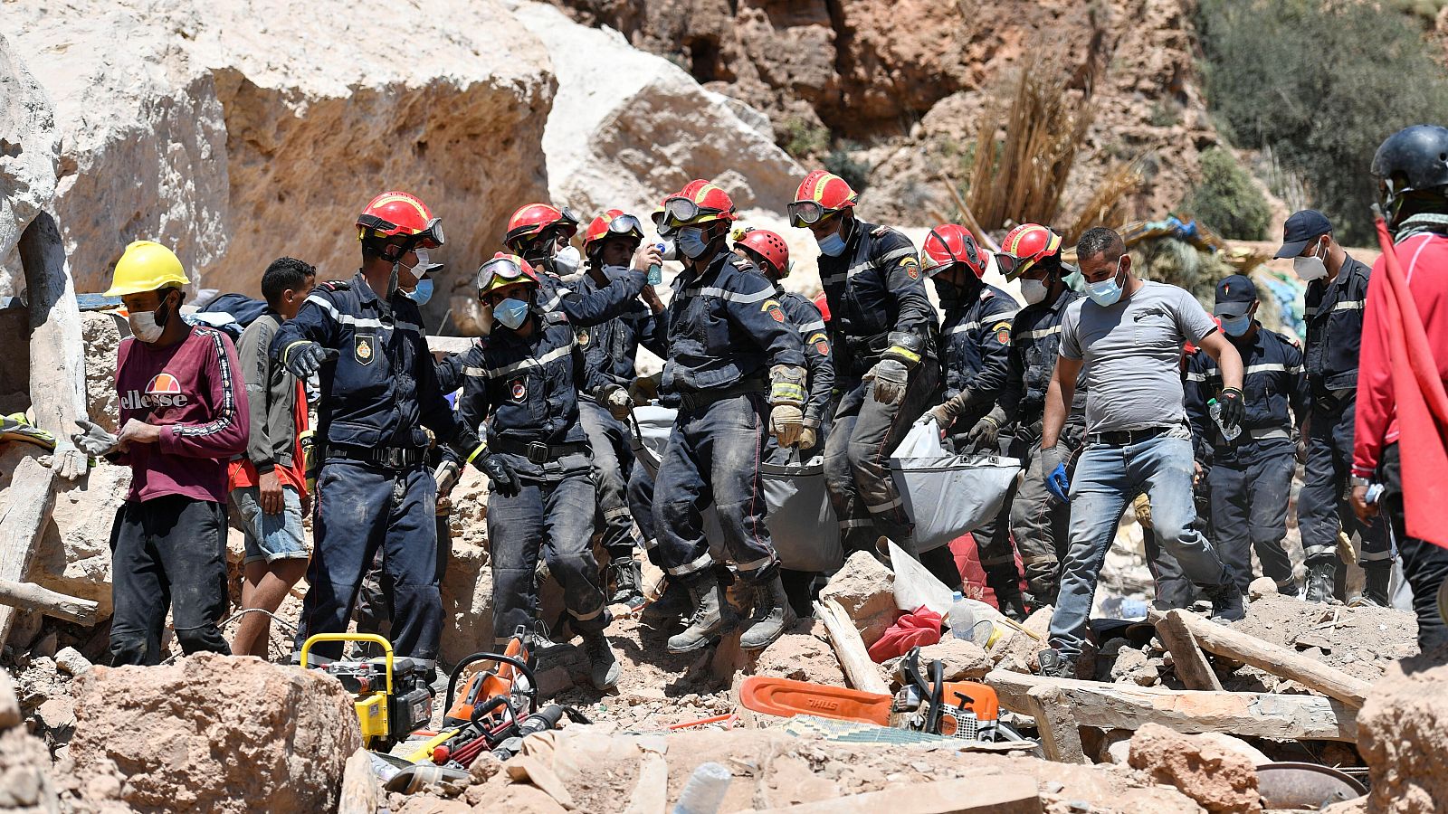 Un equipo de protección civil recupera los cuerpos de las víctimas del terremoto en Targa, Marrakech