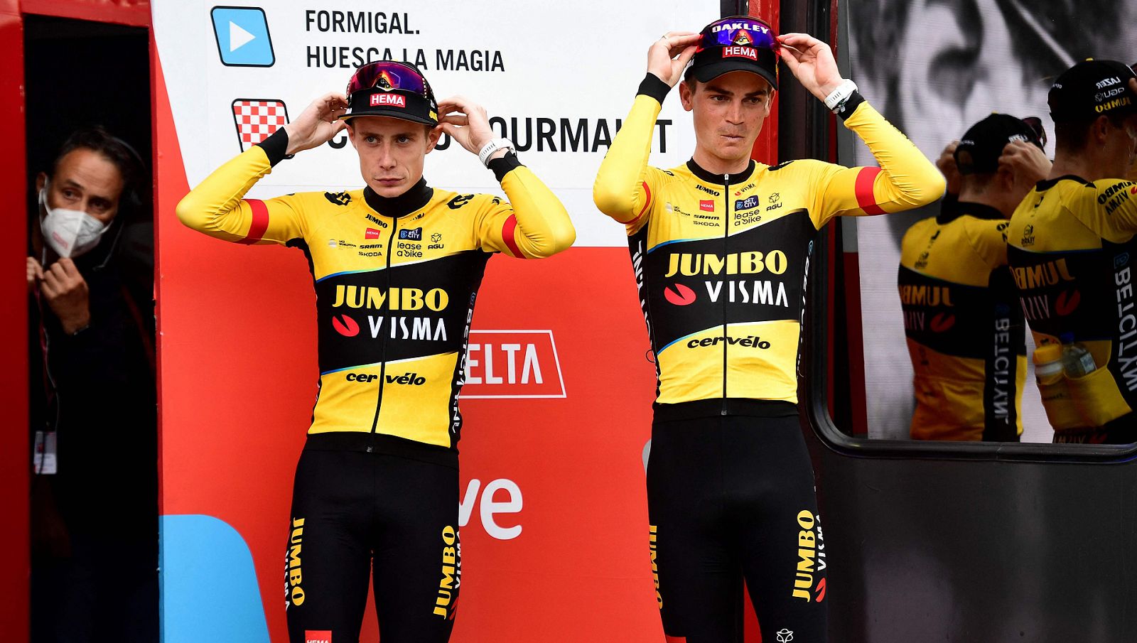Jonas Vingegaard y Sepp Kuss en el podio de la etapa 13 de la Vuelta a España 2023.