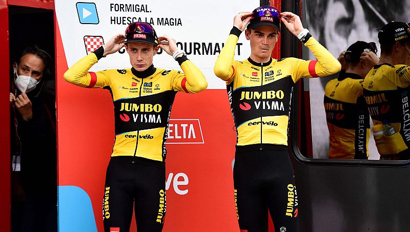 Jonas Vingegaard y Sepp Kuss en el podio de la etapa 13 de la Vuelta a España 2023.