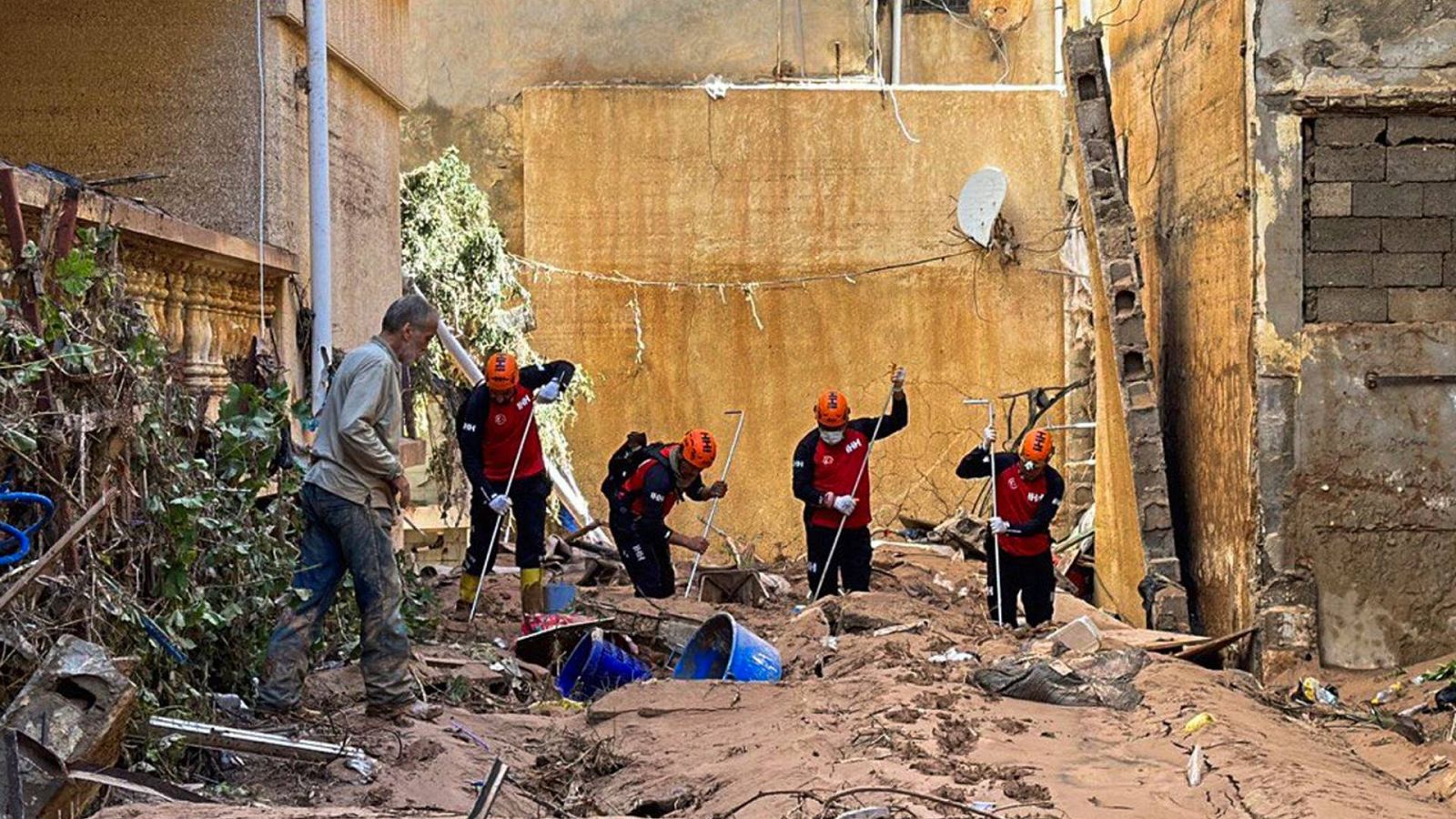 Foto de rescatistas buscando supervivientes en Derna, Libia, el 13 de septiembre (Fuente: grupo humanitario turco IHH, vía AP).