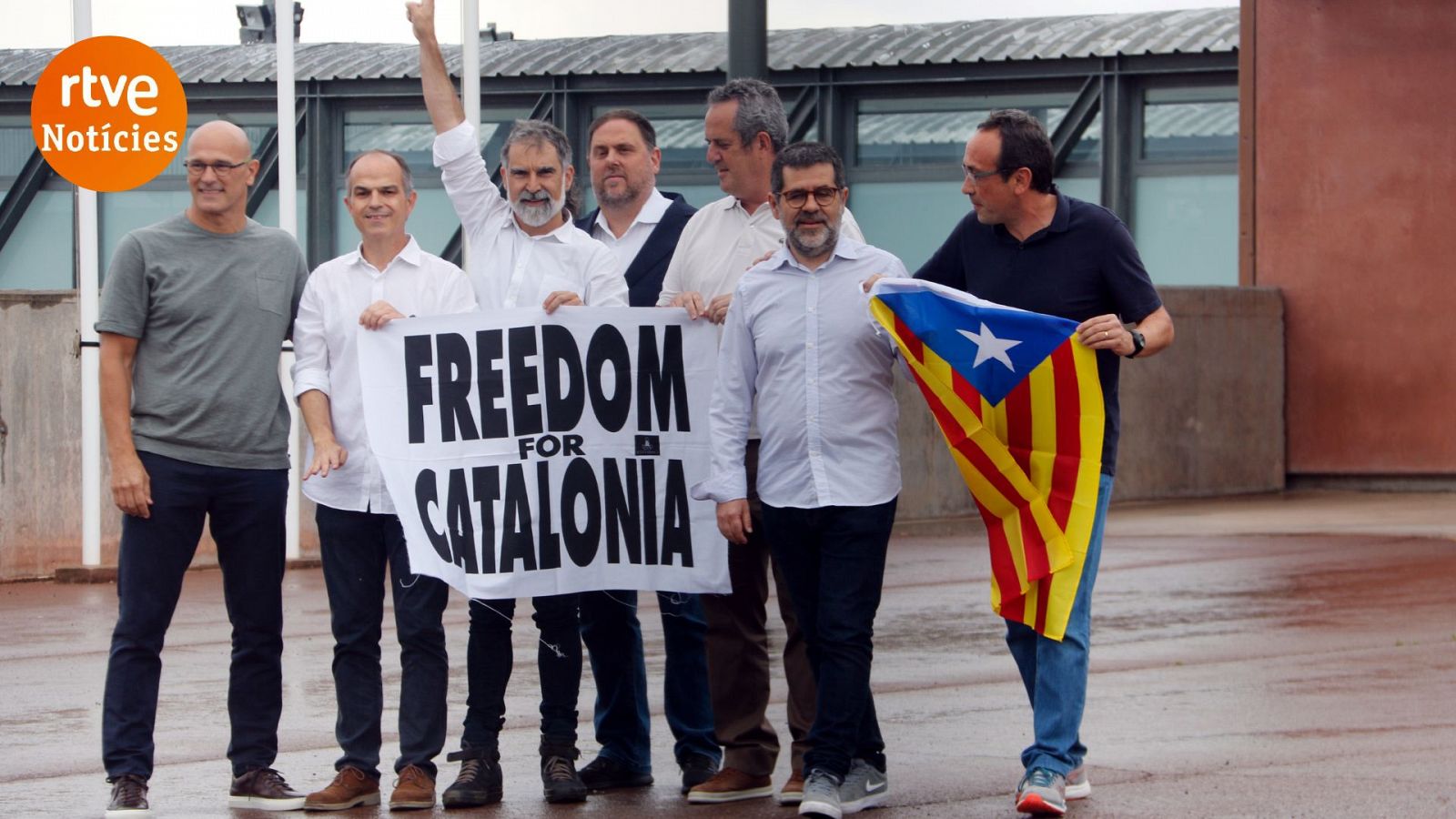 Set presos independentistes de Lledoners a les portes de la presó