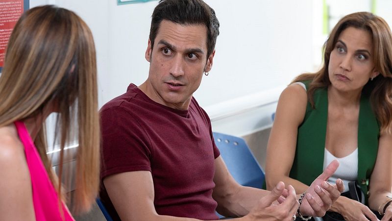 '4 estrellas' | Marta, Julio y Clara esperan en la consulta médica