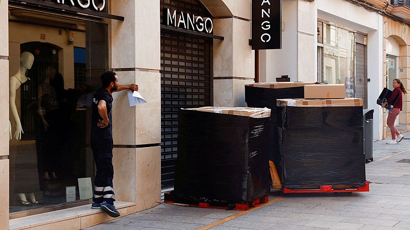 Dos trabajadores en una calle comercial de Ronda