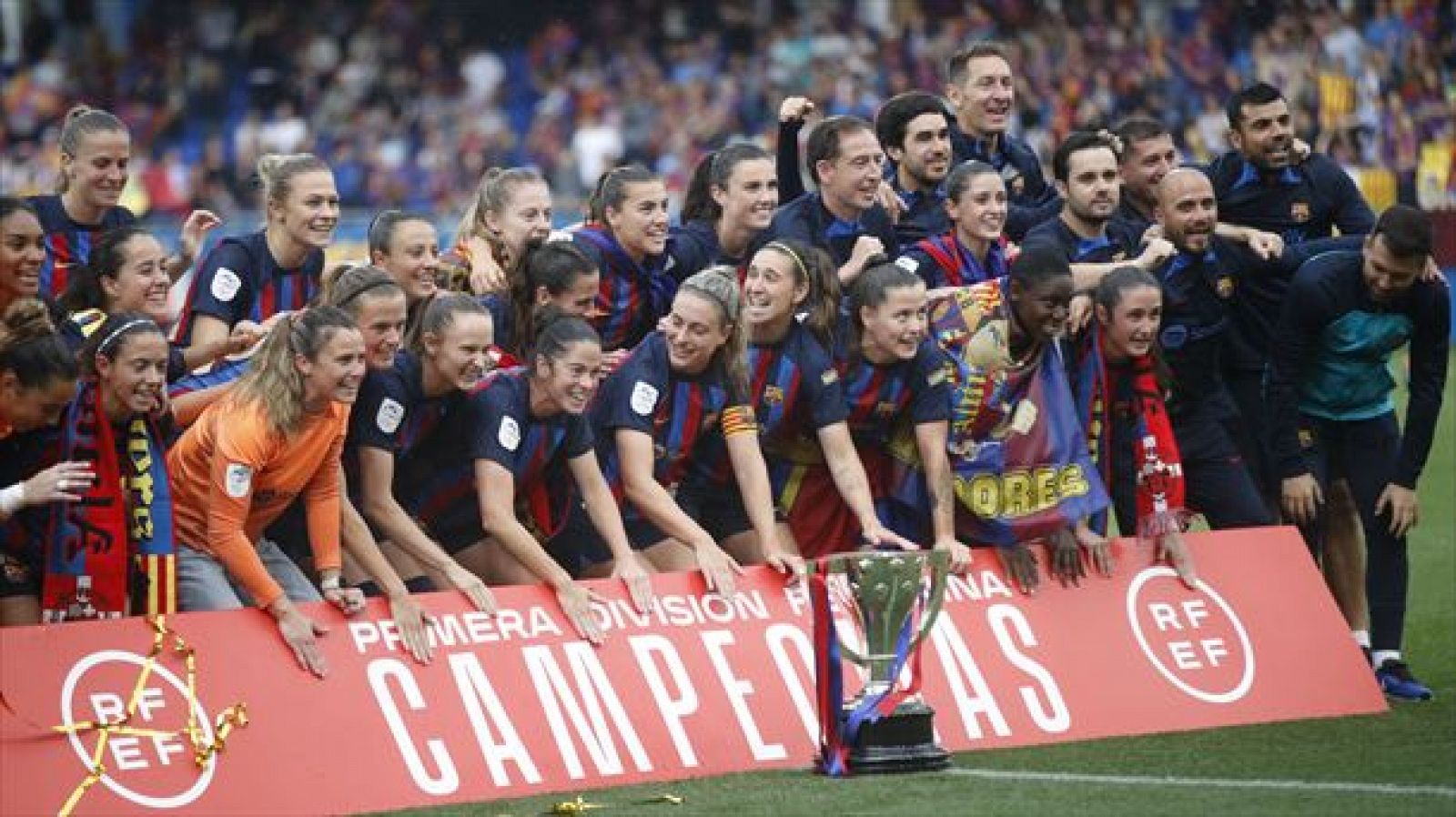 Las jugadoras del FC Barcelona celebran su cuarta liga consecutiva