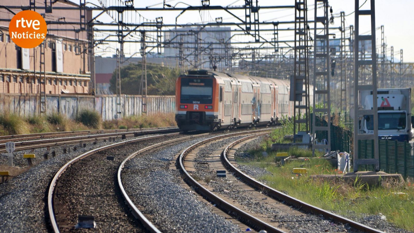 Tren sortint de l'estació de Gavà en sentit Barcelona