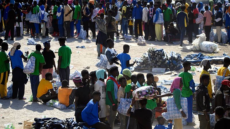 Imagen de archivo de migrantes en el centro de recepción de migrantes de Lampedusa, Sicilia (Italia).