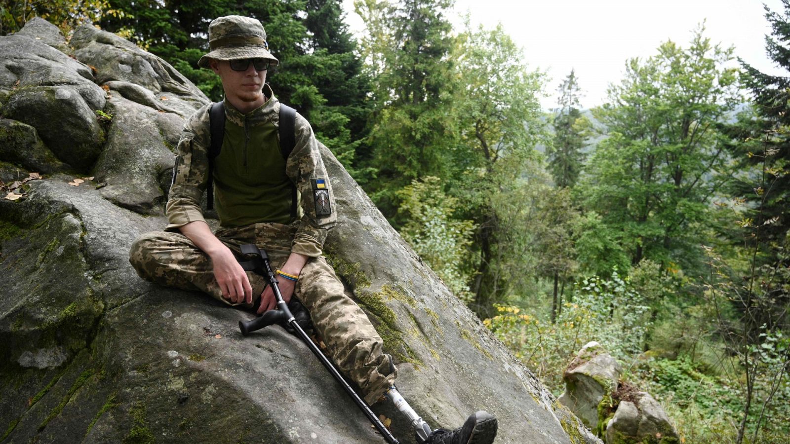 Un militar ucraniano amputado en el monte Klyuch, cerca de Trukhaniv, en la región ucraniana de Leópolis